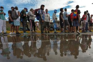 Venezolanos hacen fila por ayuda tras el terremoto en La Guaira