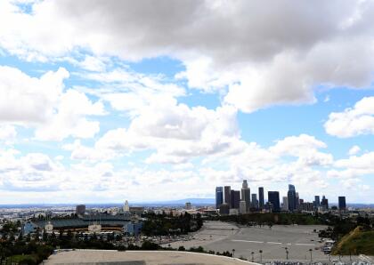 Así luce el estacionamiento del estadio Los Angeles Dodgers el día de la apertura de la liga, suspendida por la crisis del coronavirus.