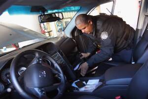 Juez federal sentencia a un empleado del consulado que intentó cruzar armas de contrabando a México