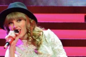 taylor se da microfonazo