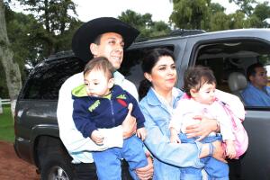 Victoria Ruffo con sus hijos