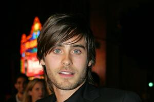 Jared Leto con cabello corto