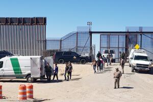 EE. UU detiene a cientos de migrantes en El Paso antes del fin de la deportación exprés