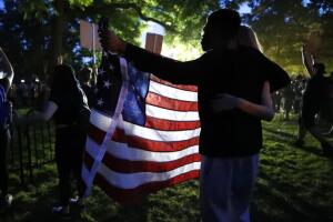 A quienes manifiestan frente a la Casa Blanca Trump los ha amenazado con "furiosos perros".