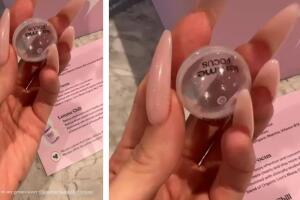 Khloé Kardashian come gomitas vitamínicas de la línea de su hermana Kourtney.