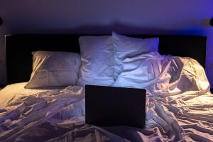 TV, ventilador, música o ruido blanco: cómo afectan tu descanso y tu cerebro