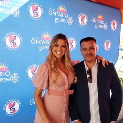 Marjorie de Sousa y su publicista Alberto Gómez