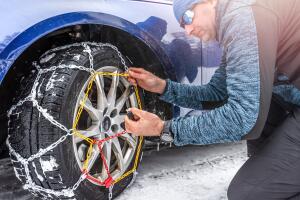 Cómo instalar y utilizar correctamente cadenas en llantas durante las nevadas en California