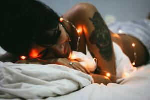 mujer-tatuaje-descansar-luces.jpg