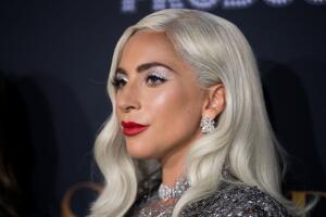 lady-gaga-vestido-oro-blanco2.jpg