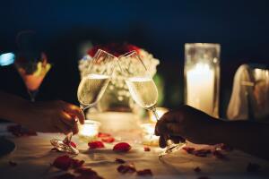champagne-copas-brindis-cena-romantica.jpg