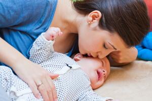 bebe-llorando-mama-caricias.jpg
