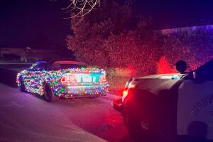 ¿Es legal conducir en California con luces navideñas en el vehículo? Esto dice la ley