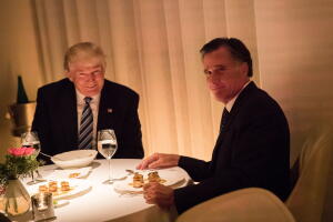 Donald Trump y Mitt Romney cenan en Nueva York en noviembre de 2016, cuando el presidente electo estaba conformando su gabinete y el exgobernador sonaba como posible secretario de Estado.