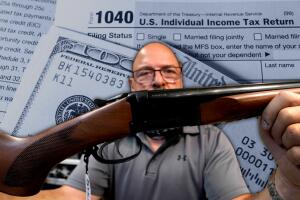 Algunos en Chicago gastan el dinero del cheque de estimulo economico para comprar armas, denuncia activista