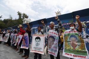 Padres de Ayotzinapa piden justicia un día antes del octavo aniversario