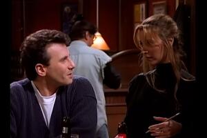 Phoebe de ‘Friends’ tenía una gemela que salía en otra serie así se conectan los personajes (1).jpg