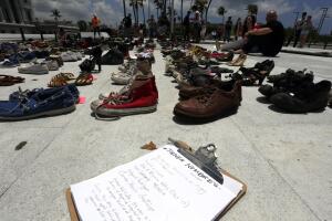 Cientos de zapatos adornan Capitolio en San Juan por muertos por ciclón María