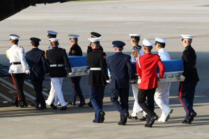Restos de soldados estadounidenses caídos en la guerra de Corea son trasladados a Hawaii.
