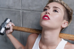 Miley-Cyrus-desnuda-en-el-video-de-Wrecking-Ball-111.png