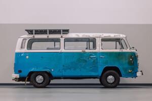 La Volkswagen azul fue enviada al Volkswagen Oxnard Campus para su revisión y reparación