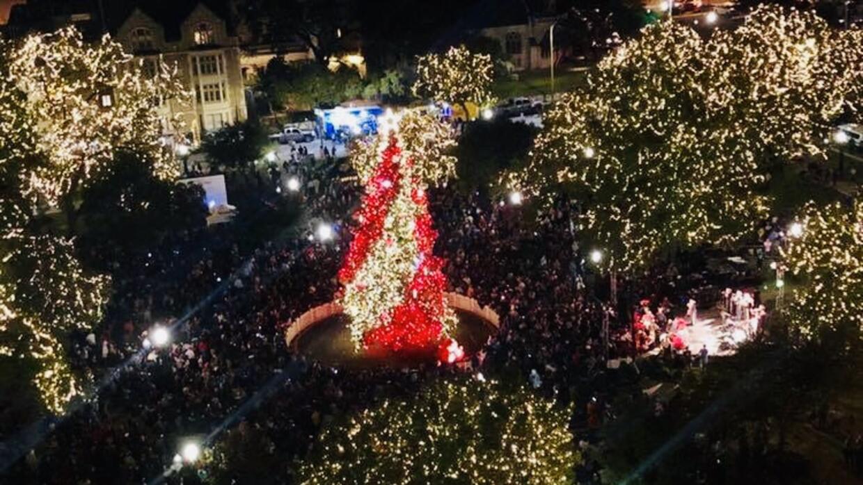 Llega la fiesta navideña a San Antonio: el árbol de Navidad llega al Parque Travis - Univision