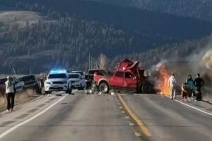 Ocho personas sobrevivieron al choque y fueron trasladadas a hospitales con lesiones de diversa gravedad.
