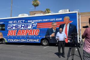 Joe Arpaio y su autobús de campaña.