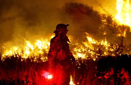 <b>CEDAR - </b>No cuenta con una fecha exacta en los registros, pero sí se sabe que se inició en octubre de 2003 y pudo ser contenido el 4 de noviembre. Este incendio es uno de los más destructivos al medio ambiente, ya que consumió 273,246 acres y destruyó 2,820 entre casas y edificios. El siniestro dejó un saldo de
<b>15 personas fallecidas</b>, y la causa de éste fue negligencia humana.