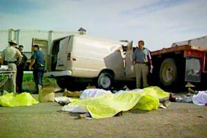 De los 15 trabajadores agrícolas que viajaban en la van, 13 fallecieron tras el impacto.