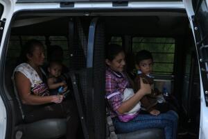 Los agentes de la Patrulla Fronteriza han tenido que adaptarse a la constante llegada de niños migrantes. Por ejemplo, las camionetas que interceptan a los indocumentados, además de llevar su equipo reglamentario, tienen suero oral para los bebés y mucha agua para los detenidos.