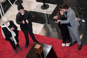 Diego Luna y sus hijos Fiona y Jerónimo en homenaje postúmo a Alejandro Luna (2).jpg