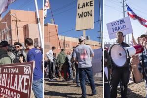 Republicanos protestan frente a la oficina de registro del Condado Maricopa. 
