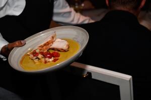 Mesero sirviendo un plato 