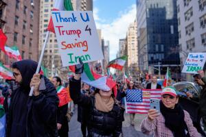 Personas con pancartas de agradecimiento al presidente Donald Trump participan en una manifestación en respuesta a los ataques estadounidenses e israelíes contra Irán y en apoyo a Reza Pahlavi, el hijo exiliado del último sha de Irán, derrocado durante la Revolución Islámica de 1979. 
