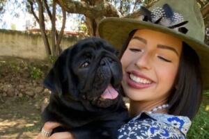 Al igual que el resto de los Aguilar, Ángela Aguilar vive rodeada de perros, los cuales son considerados como de la familia.