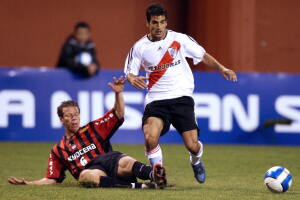 El jugador Michel-Cristian (I), del equi