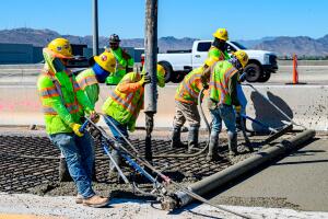 ¿Trabajas al aire libre? Conoce tus derechos durante la temporada de calor en Arizona