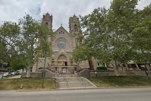 Sujeto entra en iglesia y ataca a varias personas con espada de madera