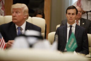 Jared Kushner, asesor y yerno presidencial, acompaña a Donald Trump en su visita a Arabia Saudita, el 21 de mayo de 2017