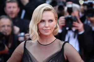 Charlize Theron con vestido negro