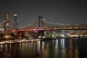 Rescatan a persona en estado crítico tras caer en pozo del puente en Queensboro.