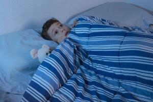 nino-asustado-en-su-cama.jpg
