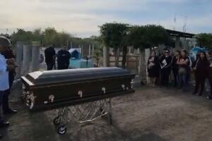 Roberto Flores Bañuelos, de 58 años, antes de ser sepultado en La Flor, Sinaloa, México.