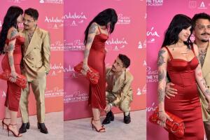 El momento en que Nodal ayudó a Cazzu con el vestido fue captado por los fotógrafos.