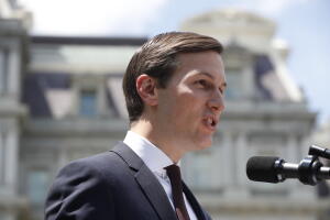 Jared Kushner, yerno y asesor del presidente Donald Trump habla desde la Casa Blanca tras comparecer ante el Senado el 24 de julio de 2017