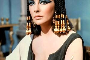 Elizabeth Taylor in Cleopatra de 1965 The Grosby Group (6).jpg