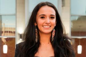 Exasesora política es enviada a tratamiento mental tras fingir violento ataque