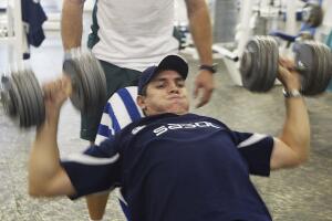 Chico levantando pesas