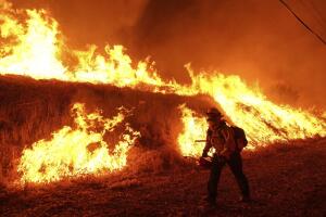 Incendio Hughes: Ya devastó casi 9,500 acres y provocó la evacuación de 31,000 personas